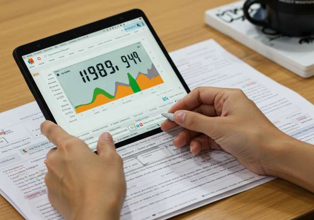 Finding the Right Fit: Your Guide to Choosing a Stock Broker in India